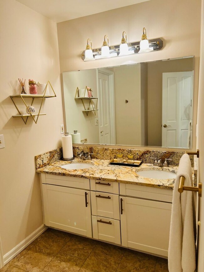 Building Photo - Beautiful and Spacious 3BD + Den