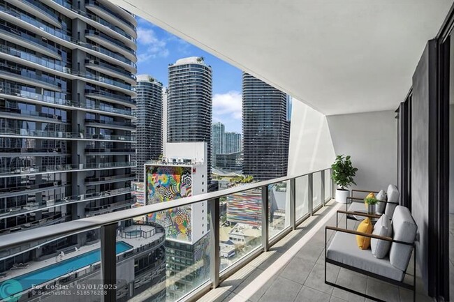 Building Photo - 1010 Brickell Ave