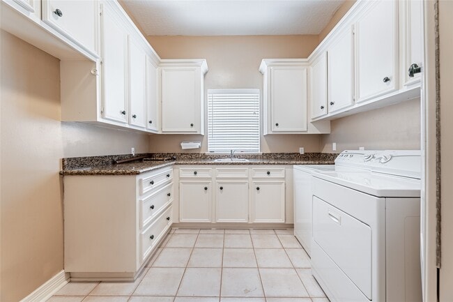 Building Photo - 10 Acorn Cluster Ct