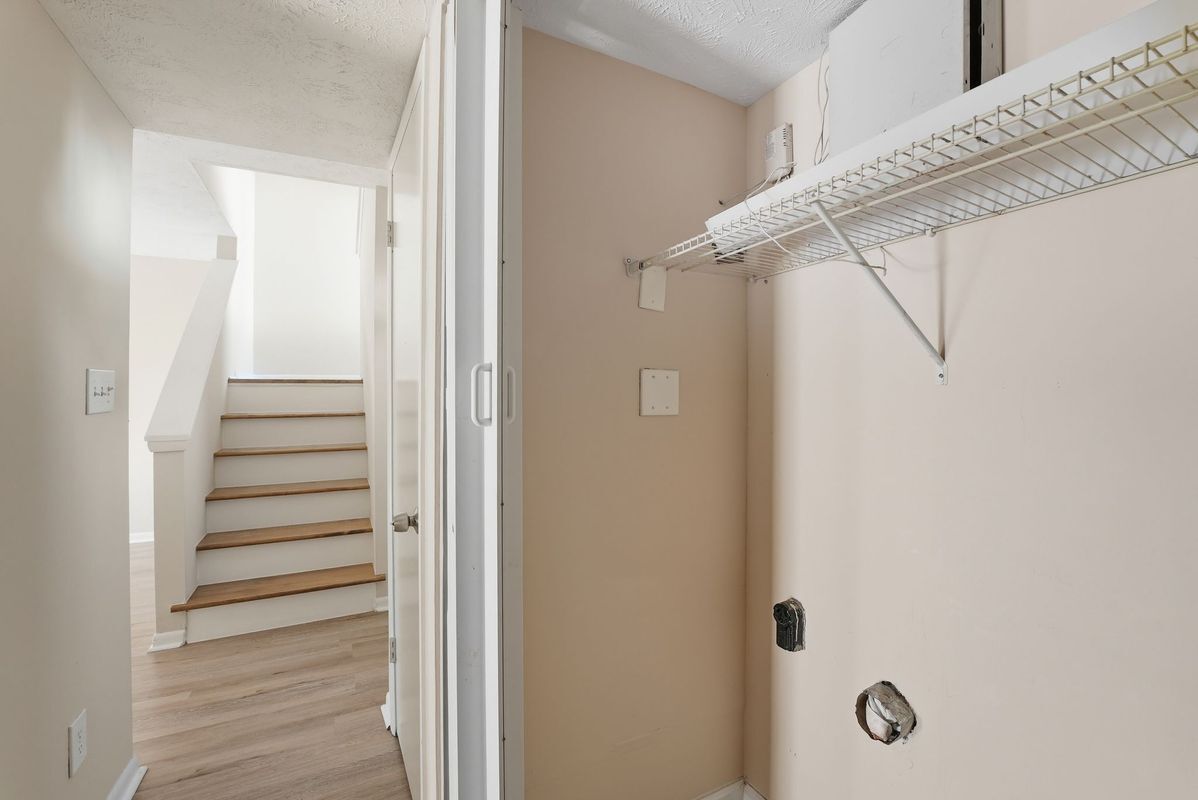 Building Photo - 293 Country Club Dr