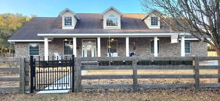 Building Photo - Beautifully updated 3-bedroom, 2.5-bath home in a picturesque country setting