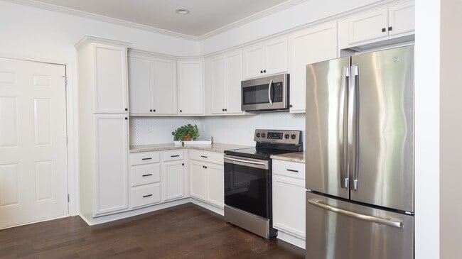 Building Photo - Spacious 4/3.5 w/ Master on Main and Fully...