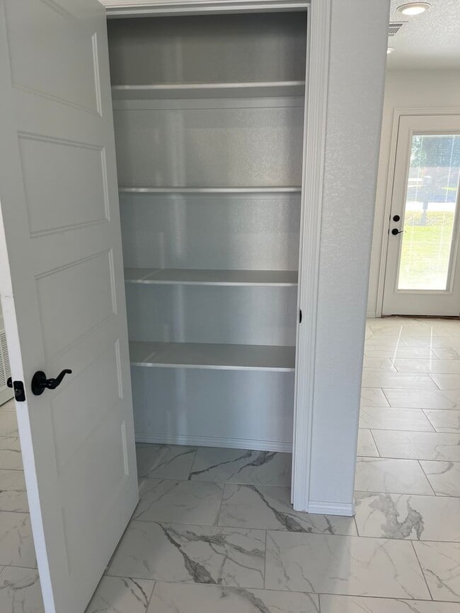 Building Photo - COX-NORTHRIDGE DR-3