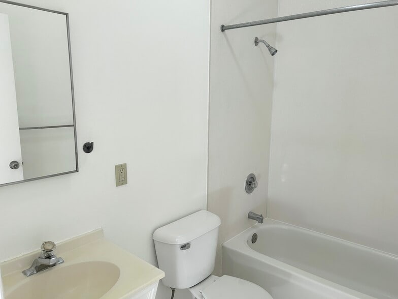Bathroom - 454 S 500 E
