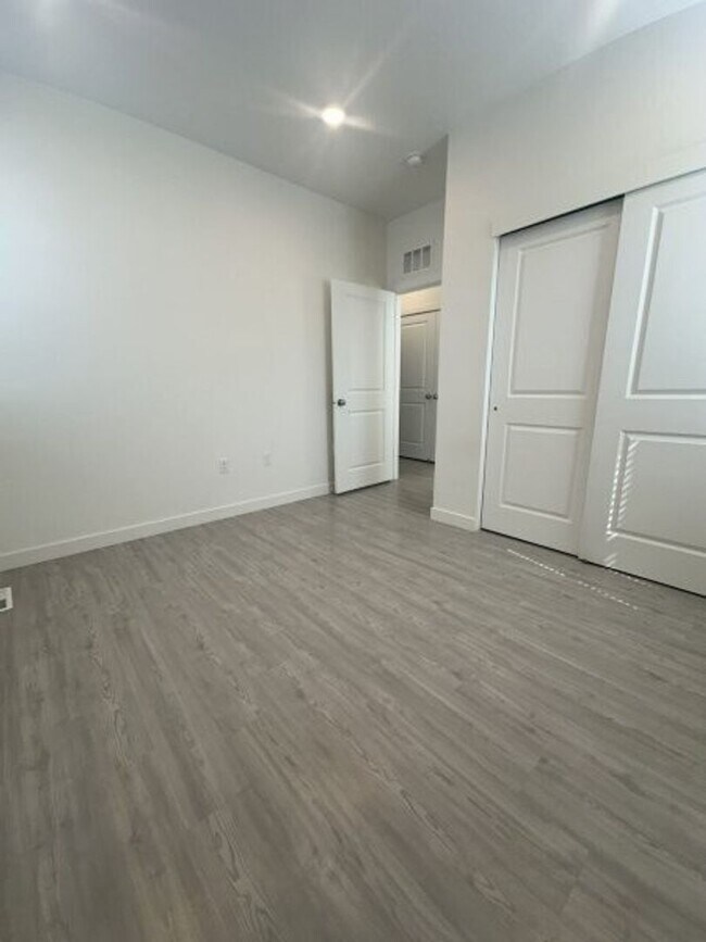 Building Photo - 572 E 3860 S
