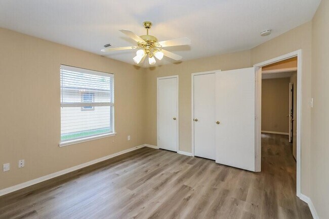 Building Photo - 10902 Ivy Park