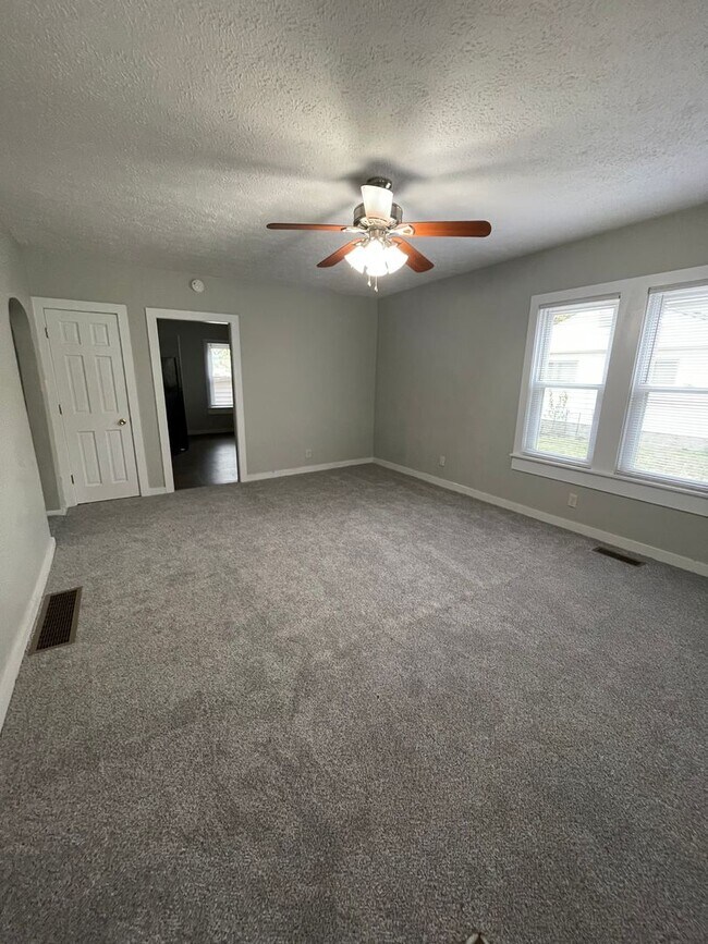 Building Photo - MOVE IN READY!!