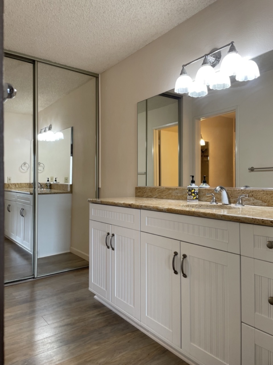 vanity/dressing area in master bedroom - 4800 Sawyer Ave
