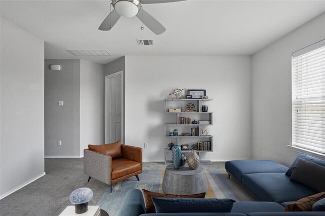 Building Photo - 144 Holstein St