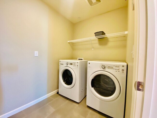 Building Photo - $2,450 Ashlan & Leonard, Beautiful 3 Bedro...