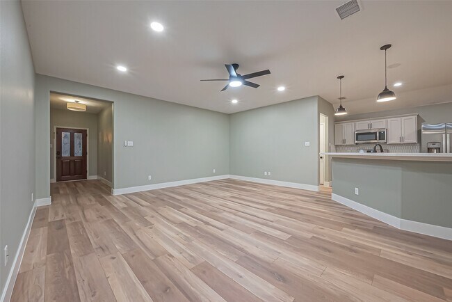 Building Photo - 2 Garden Lodge Pl
