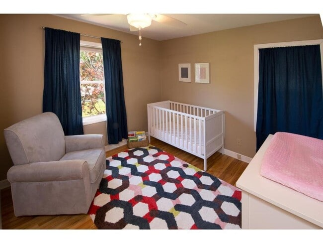 Building Photo - Upgraded 3 Bedroom Home Conveniently Locat...