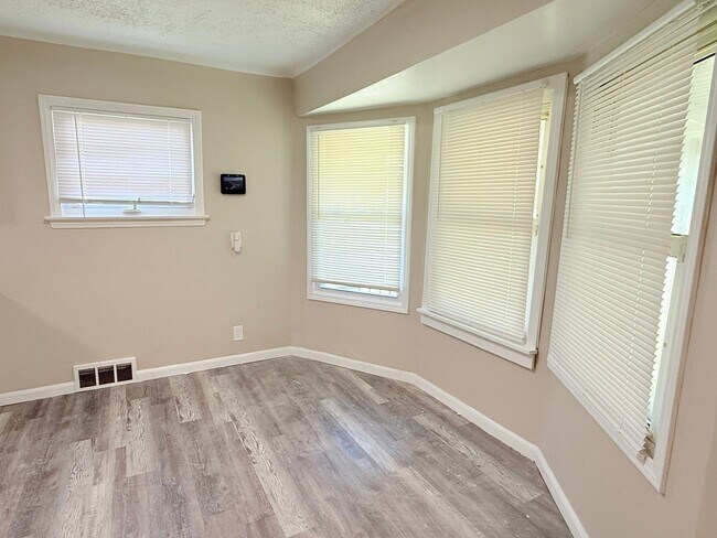 Building Photo - Renovated 4-Bedroom Home – We Welcome Sect...