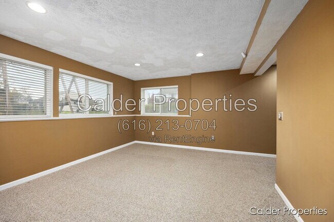 Building Photo - 5686 E Falling Leaf Dr SE