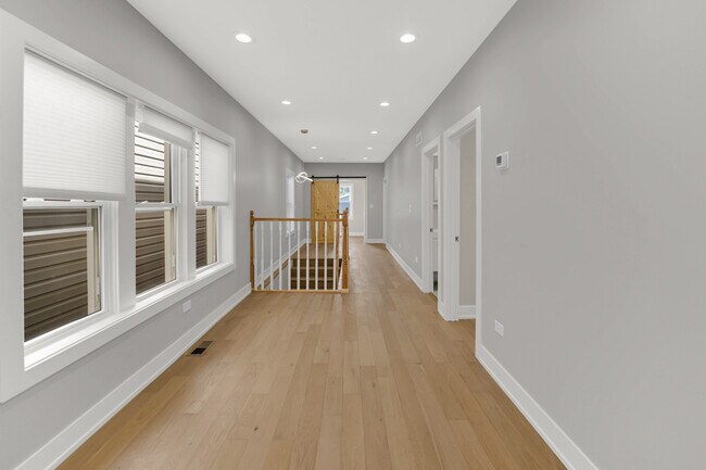 Building Photo - 4721 W Warwick Ave