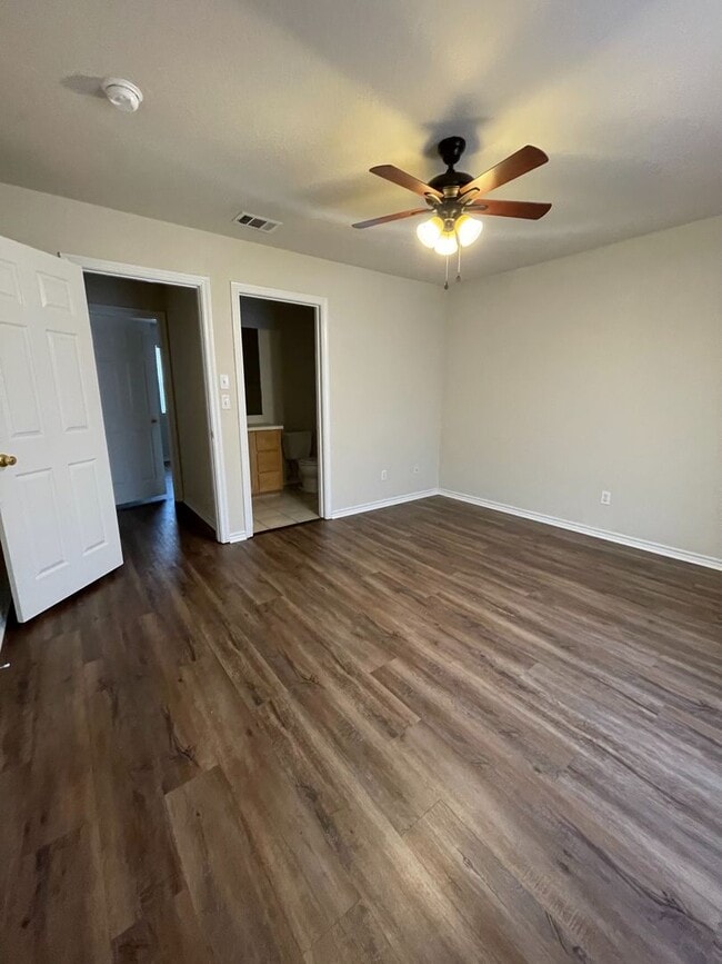 Building Photo - Beautiful home close to down town Granbury and Schools