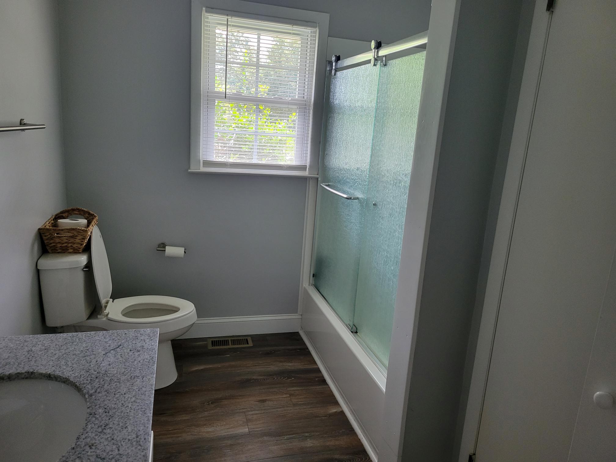 family bathroom - 508 Longview Dr