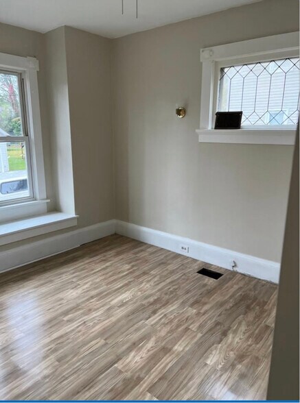 Building Photo - 505 6th St NE