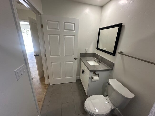 Building Photo - Newly Built Modern 1 Bed / 1 Bath Unit for...