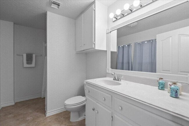 Building Photo - 933 Bonita Dr