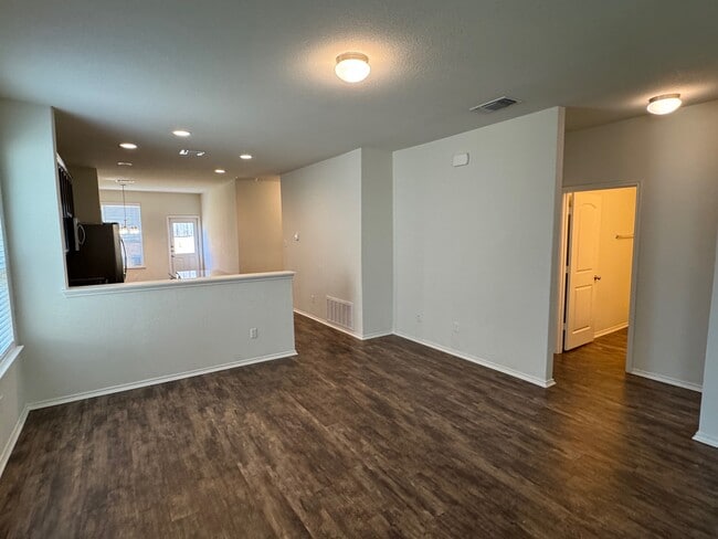 Building Photo - 541 Summer Pointe