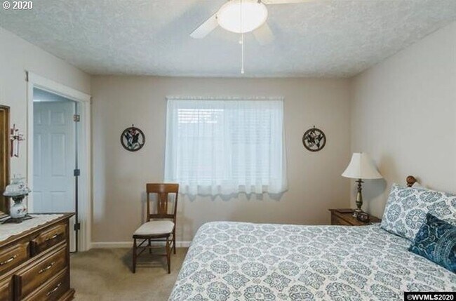 Building Photo - Available Now: Well-kept home on a corner lot in a desired SW neighborhood