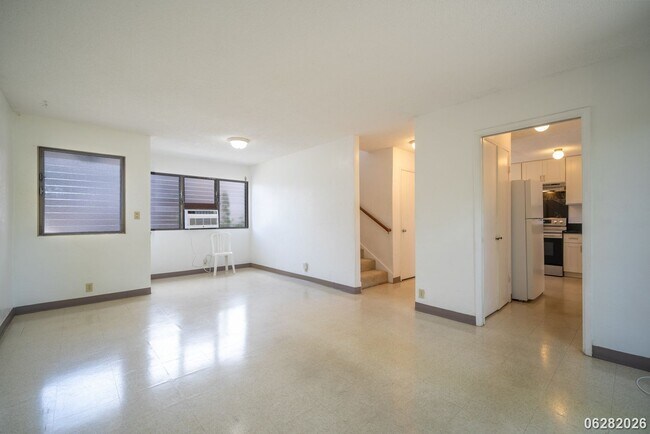 Building Photo - Rarely Available 3-bed/2.5-bath/2-parking Townhouse in Aiea