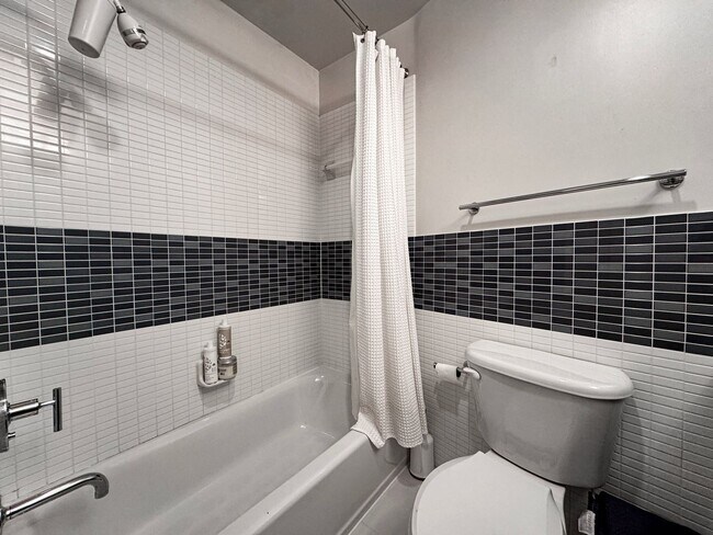 Building Photo - Sun-filled 2 Bed 2 Bath Condo In Vibrant Columbia Heights
