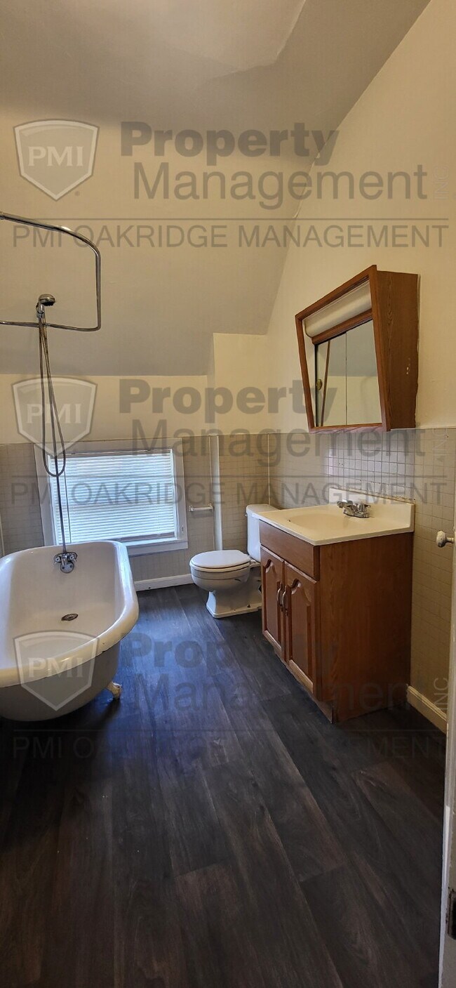 Building Photo - Upper 1 Bed 1 Bath Apartment