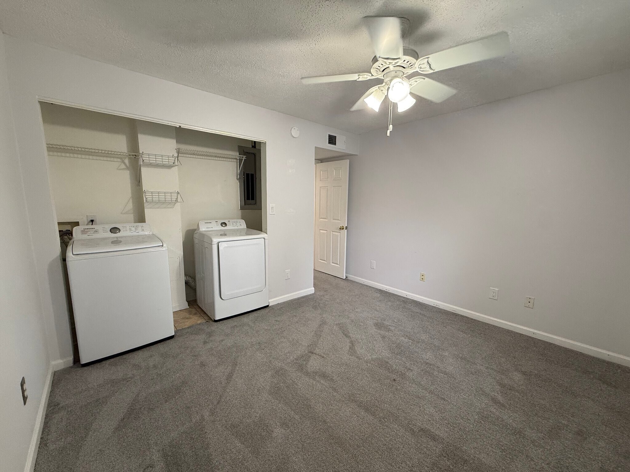 Building Photo - 120 N Pinewood Dr