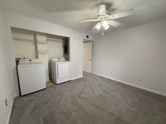 Building Photo - 120 N Pinewood Dr