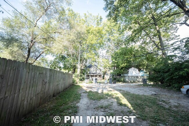 Building Photo - "Charming 3-Bed Duplex Retreat in Indianapolis – Spacious 1,318 Sq Ft with Modern Amenities!"