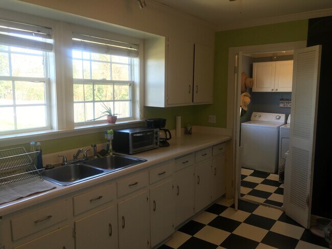 Building Photo - 306 19th St E