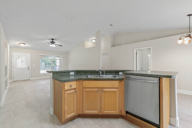 Building Photo - 884 Winchester St