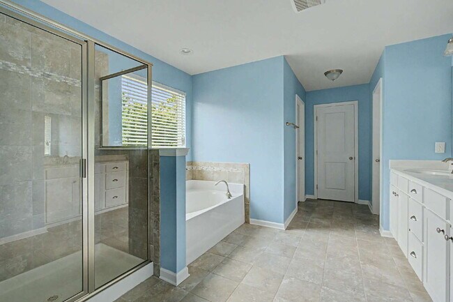 Building Photo - 5-Bedroom Home w/ Fenced-in BackYard in Knightdale