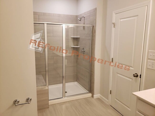 Building Photo - Beautiful 3 Bedrooms 1-Car Garage End Unit Townhouse, May 7th!