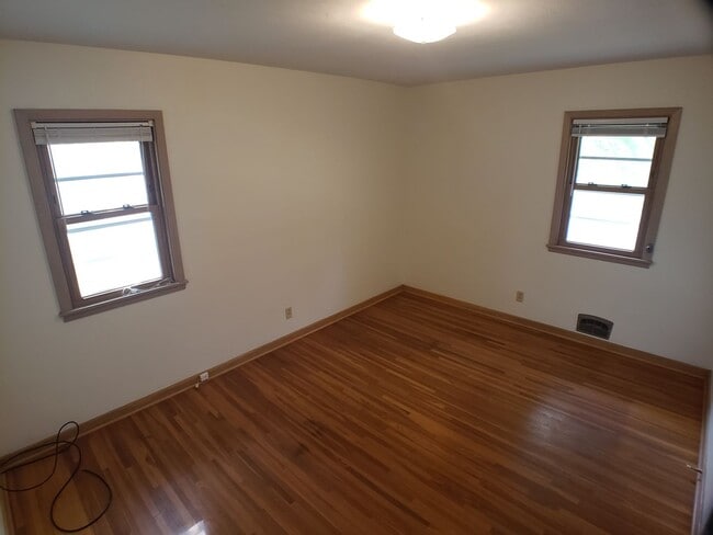 Building Photo - 3+ Bedroom 2 Bath Single Family House in O...
