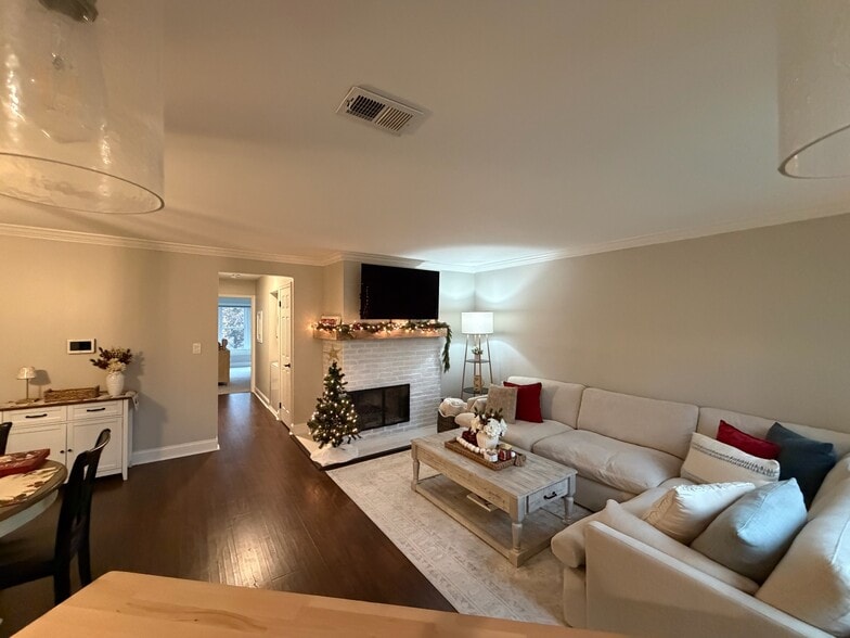 Building Photo - 7602 Lakeside Village Dr