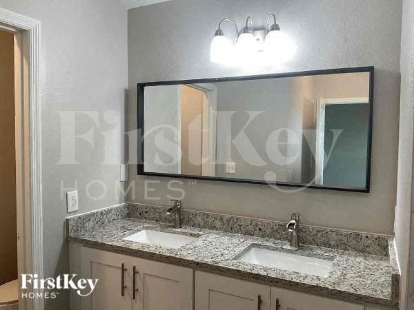 Building Photo - 242 Lady Diana Dr