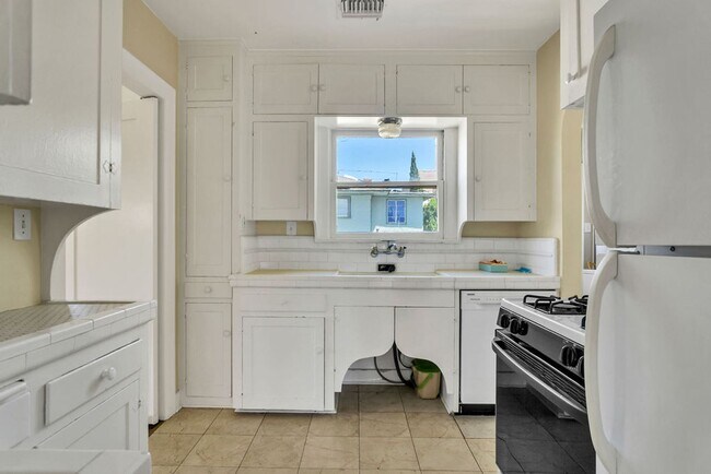 Building Photo - Great upstairs bungalow in Hillcrest with one car garage!