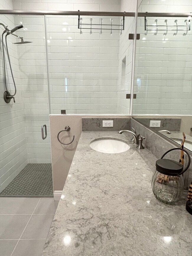 Building Photo - Luxury 55+ Executive Home- Fully Furnished