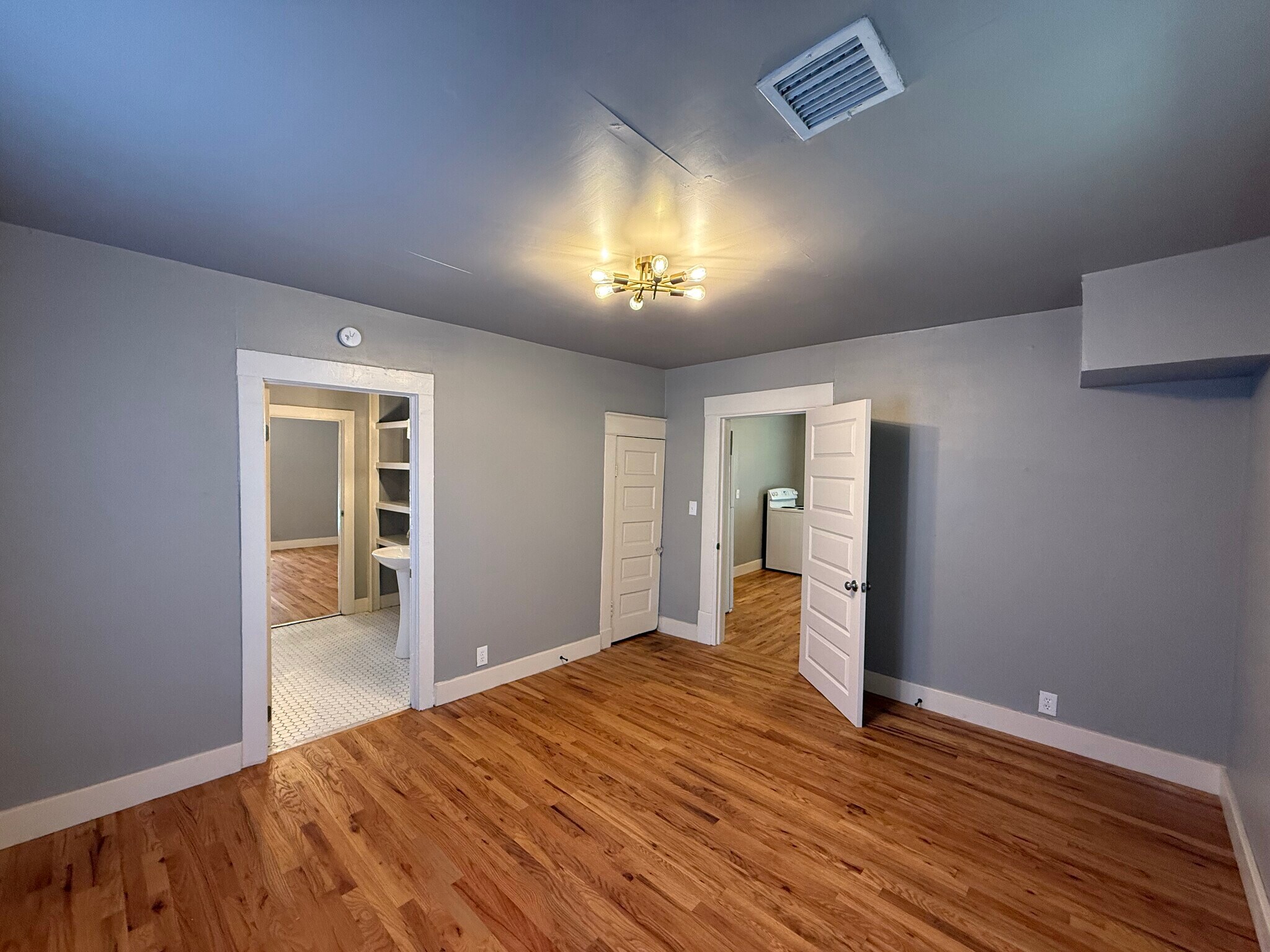 Building Photo - 706 S Saint Louis Ave