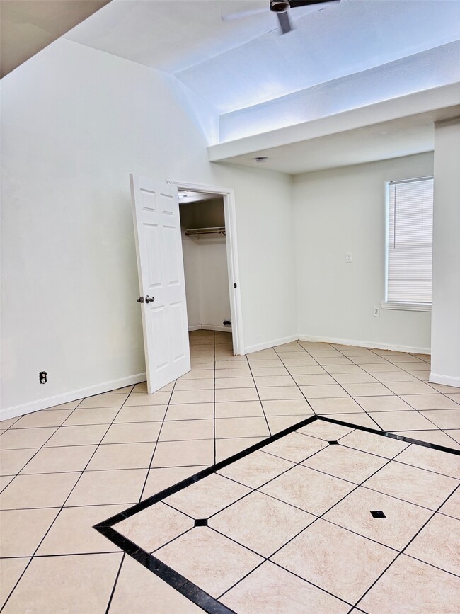 Building Photo - 7618 Linden St