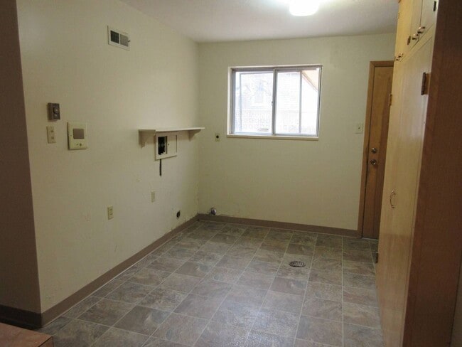 Building Photo - Spacious single level home with a retro feel - you must see!