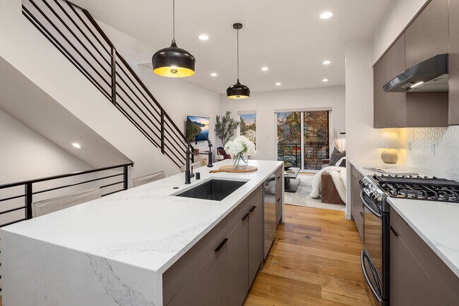 Building Photo - Beautiful New Townhome in Mapleleaf!