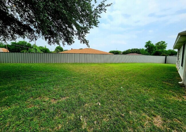 Building Photo - COMING SOON!! 3 Bed 1 Bath