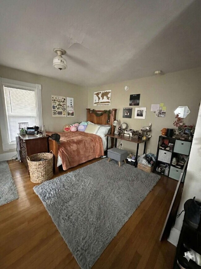 Building Photo - 4 Bed 2 Bath close to UWEC!