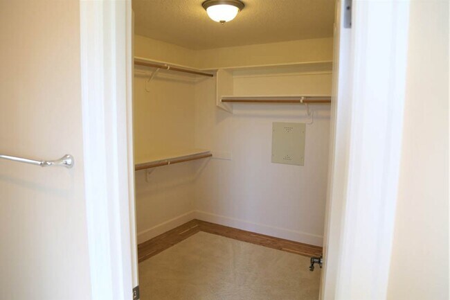 Building Photo - Nice 4bed/2.5 Bath Home, Gas Range