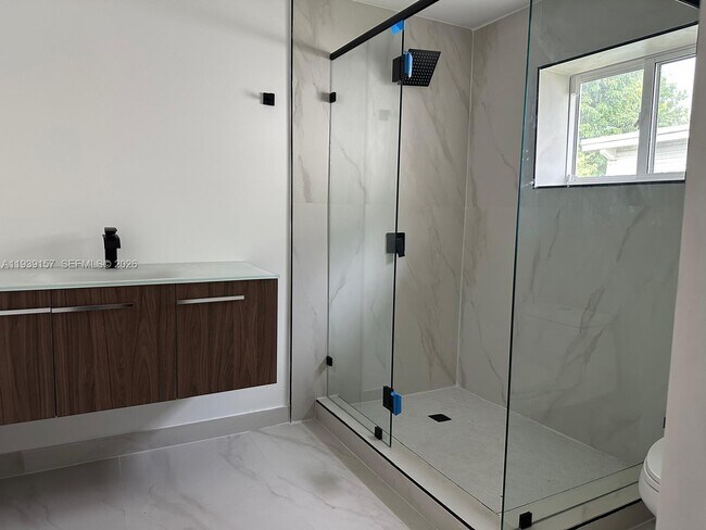 Building Photo - 5023 SW 93rd Ave