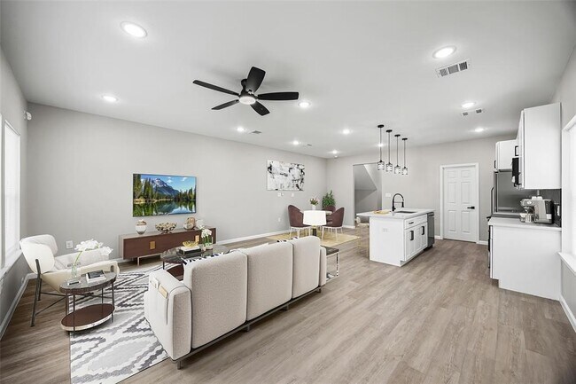 Building Photo - 10214 Hollyglen Dr